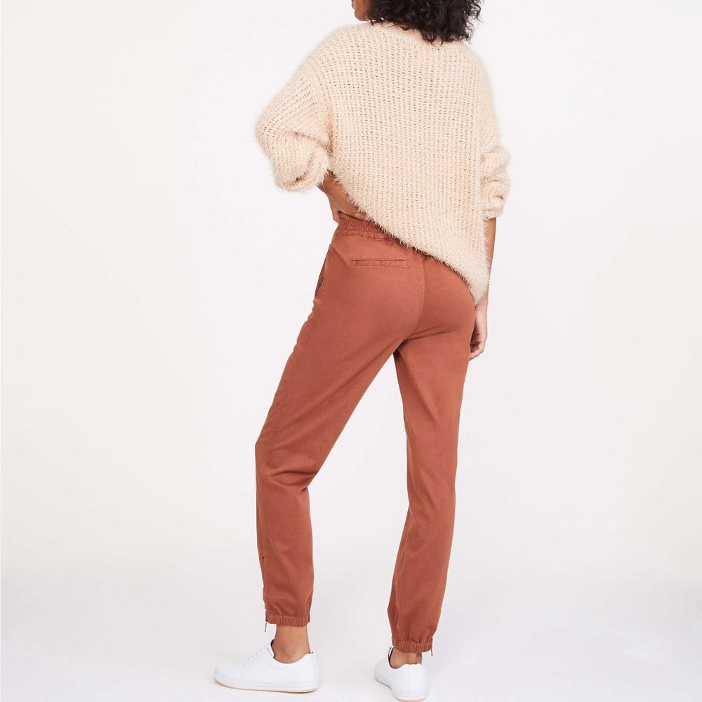 Lou & Grey brushed sateen joggers in warm molasses